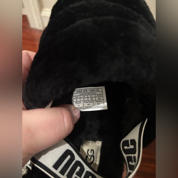 UGG Black Fluffy Slippers Size 8 - Picture 4 of 4